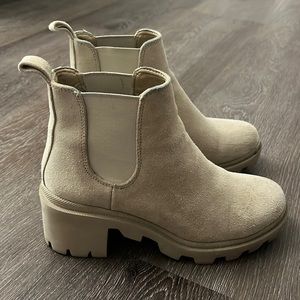 Tan Steve Madden Chelsea Boots! 6.5